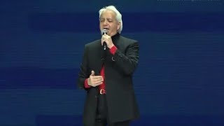 Benny Hinn sings quotEspíritu Santo Bienvenido A Este Lugarquot [upl. by Llehcal]