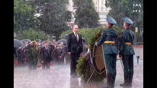 Putin braves rain to honor WWII victims [upl. by Jemmy]